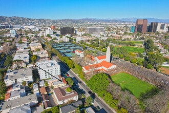 913 Le Doux Rd in Los Angeles, CA - Building Photo - Building Photo