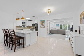 9221 SW 16th St in Miami, FL - Foto de edificio - Building Photo
