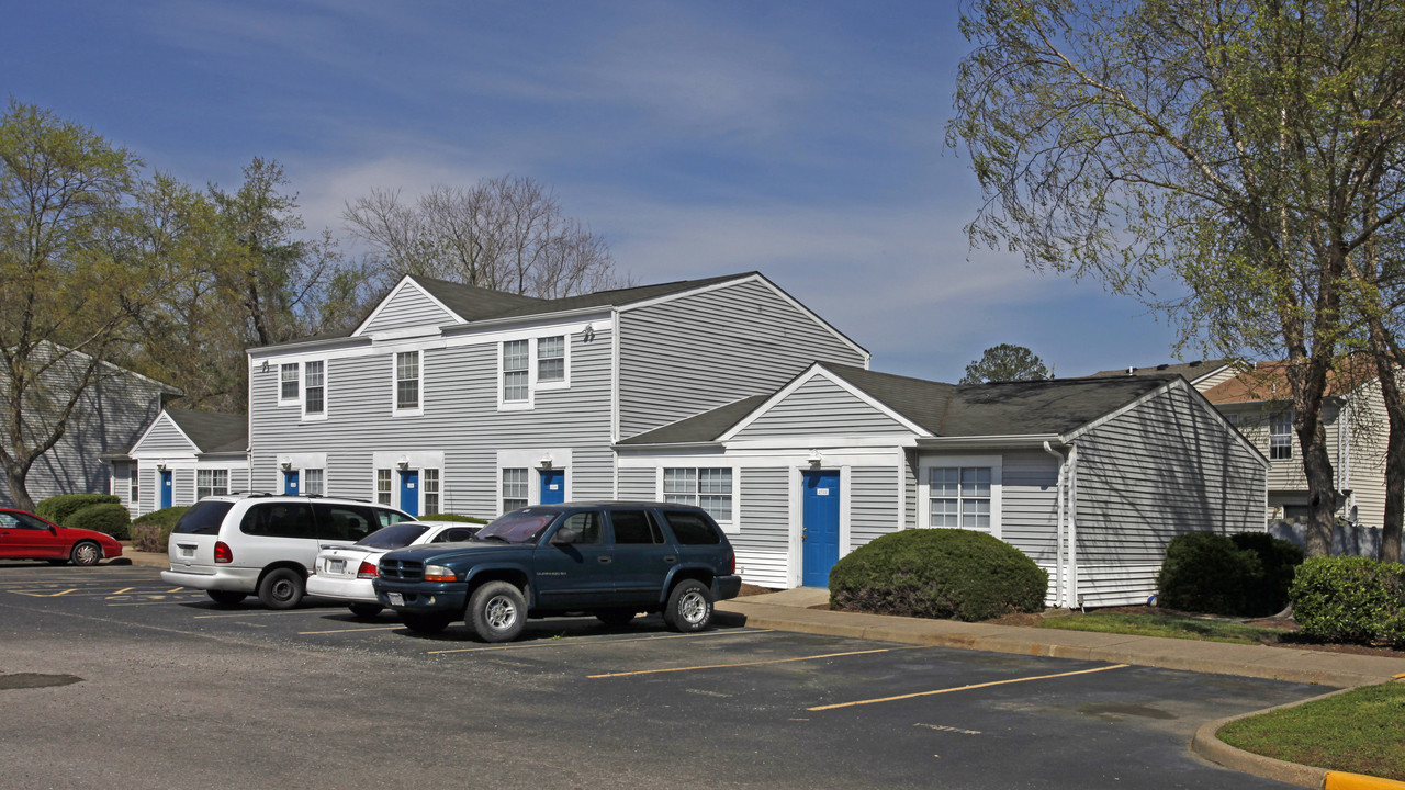 Elkhart Apartments in Chesapeake, VA - Building Photo