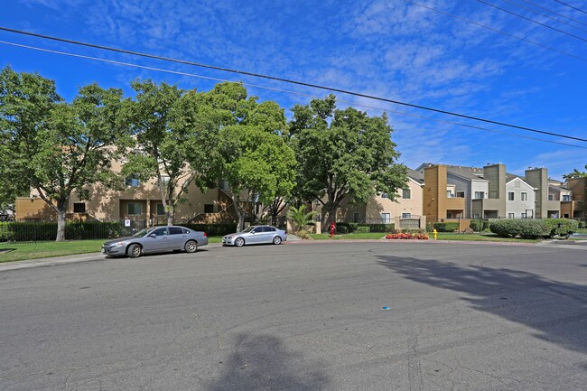 Amherst Place Condominiums in Sacramento, CA - Building Photo - Building Photo