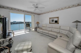 7882 Sailboat Key Blvd S in South Pasadena, FL - Building Photo - Building Photo