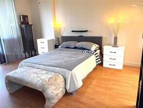 16300 Golf Club Rd in Weston, FL - Foto de edificio - Building Photo