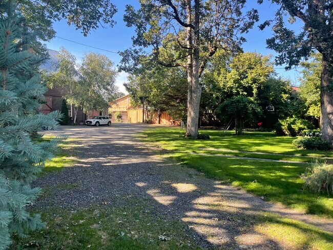1373 Barker Rd in Hood River, OR - Building Photo - Building Photo