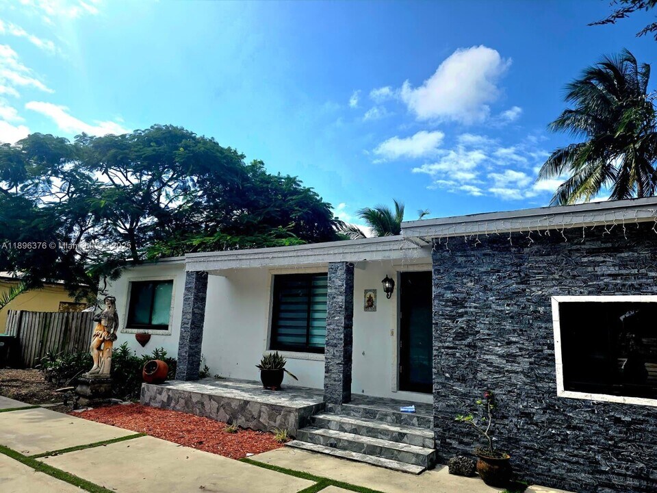 14900 NW 9th Ct in Miami, FL - Foto de edificio