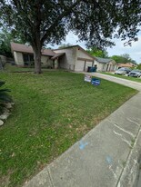 9450 Bowen Dr in San Antonio, TX - Building Photo