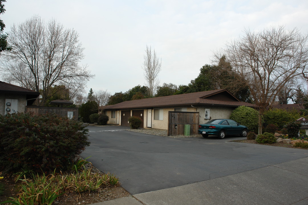 186 E Shasta Ave in Chico, CA - Foto de edificio