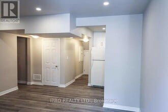 1275 Prestonwood Crescent in Mississauga, ON - Building Photo - Building Photo