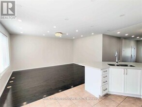 180 McDougall Crossing in Milton, ON - Building Photo - Building Photo