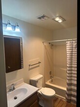 Immaculate Updated 2 Bedroom in Rockford, IL - Foto de edificio - Building Photo