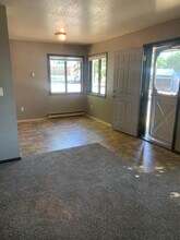 204 Cedar St in Cheney, WA - Foto de edificio - Building Photo