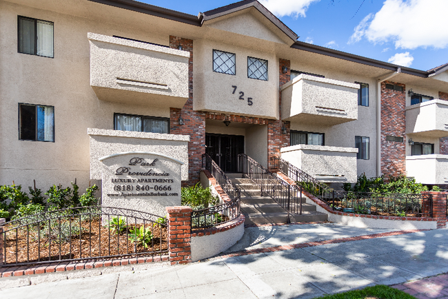 725 E Providencia Ave in Burbank, CA - Building Photo - Building Photo