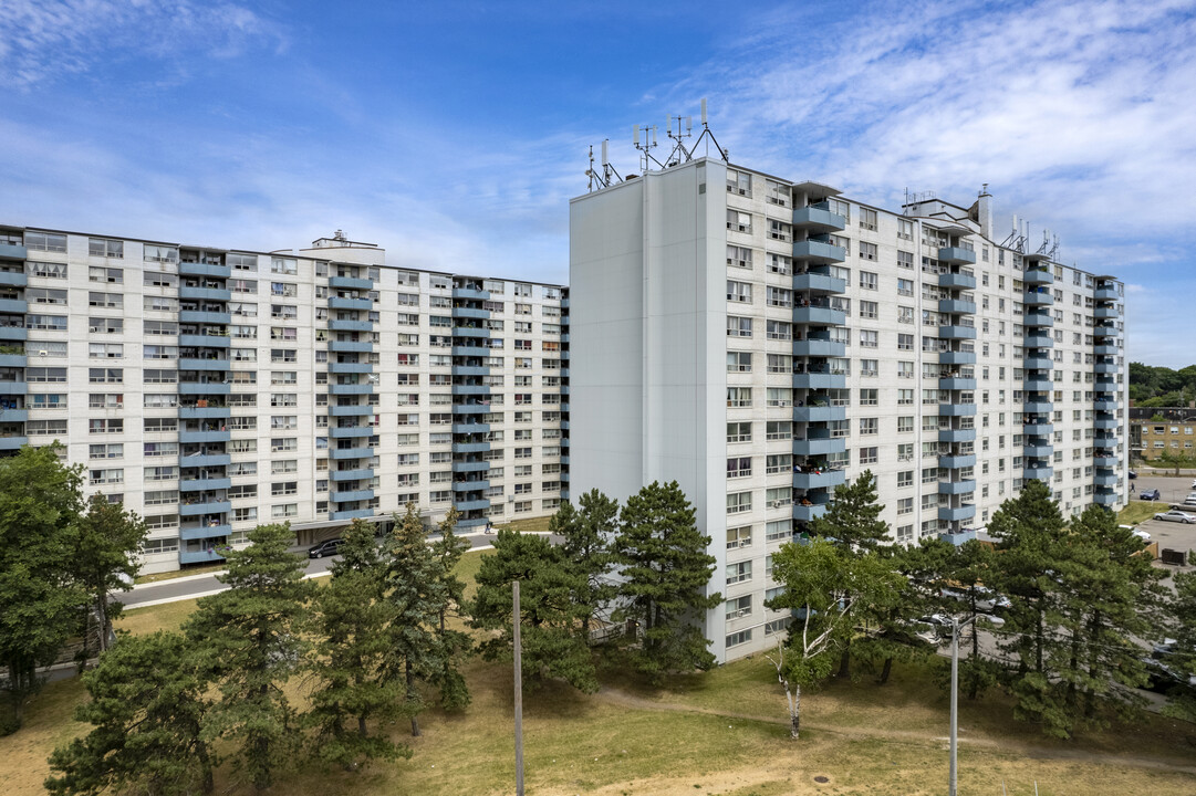 Mapleview Residences in Toronto, ON - Building Photo