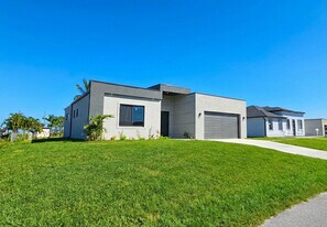 1027 Kismet Pkwy in Cape Coral, FL - Building Photo