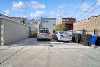 2439 N Harding Ave, Unit 2R in Chicago, IL - Foto de edificio - Building Photo