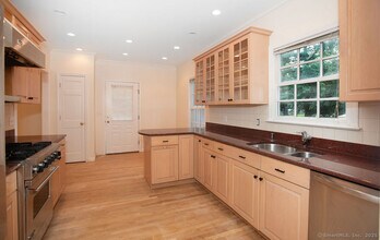 77 Grove St in New Canaan, CT - Building Photo - Building Photo