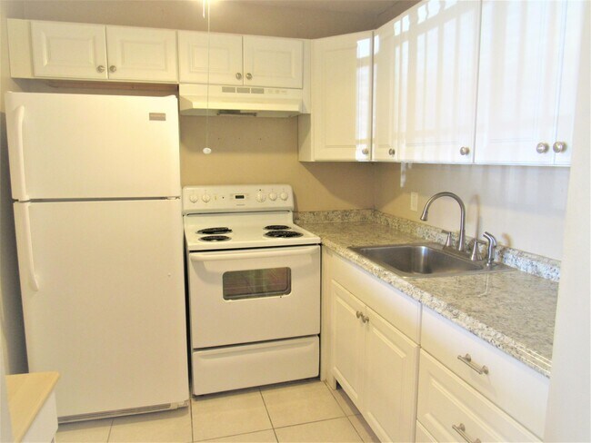 214 Berkshire K in West Palm Beach, FL - Building Photo - Building Photo
