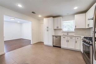 9513 Ash Creek Dr in Dallas, TX - Building Photo