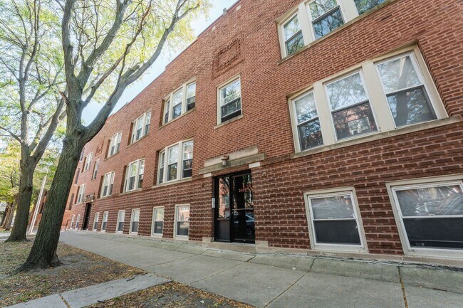 2453 W Sunnyside Ave in Chicago, IL - Building Photo - Building Photo