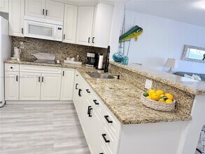 4000 NE 170th St in North Miami Beach, FL - Foto de edificio - Building Photo