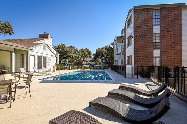Churchill Crossing Apartments in Austin, TX - Foto de edificio - Building Photo