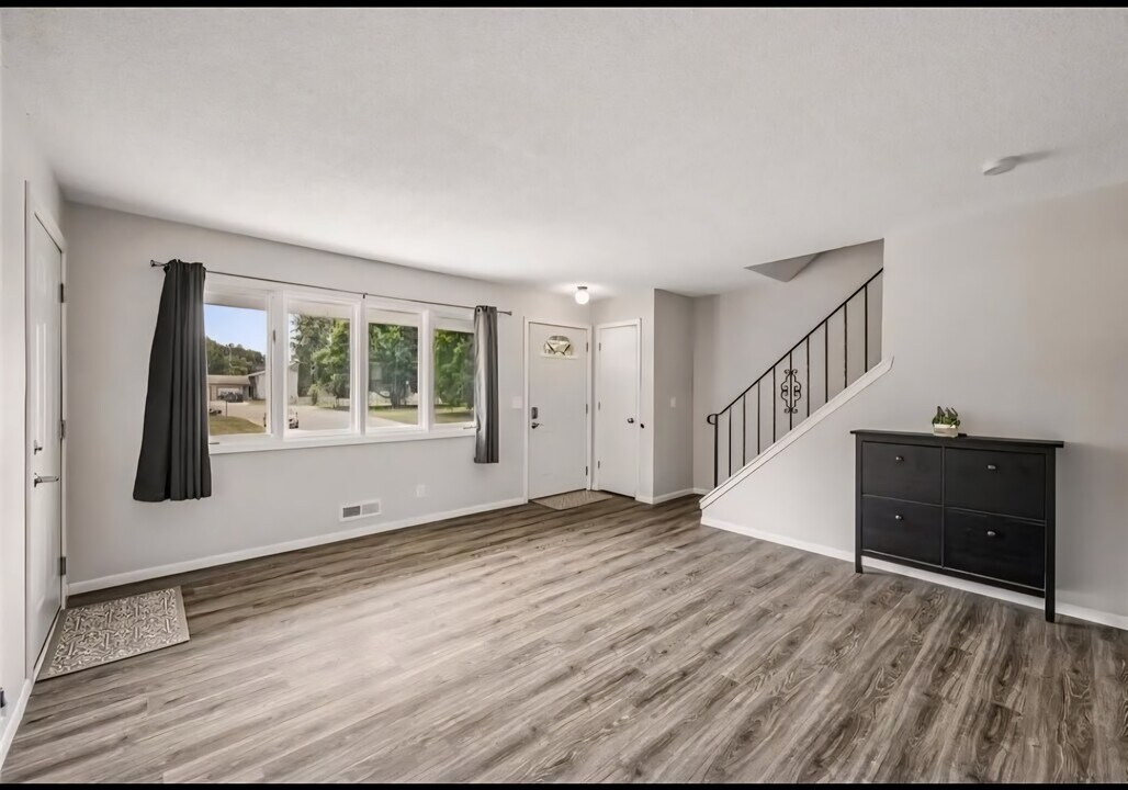 715 Circle Dr in Champlin, MN - Building Photo