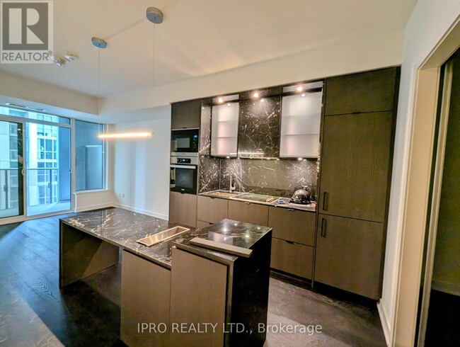 11-1711 Yorkville Ave in Toronto, ON - Building Photo - Building Photo