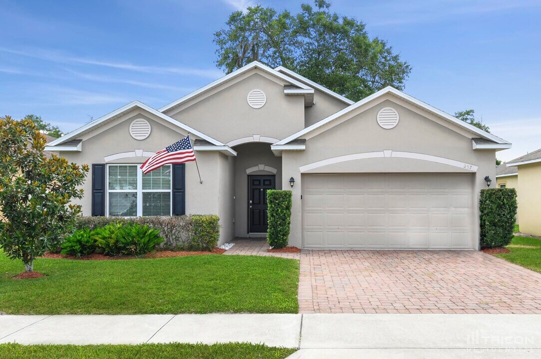 257 Sherri Lee Ln in DeLand, FL - Building Photo