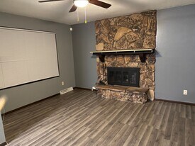 10 Bonneville Dr in Springfield, IL - Building Photo