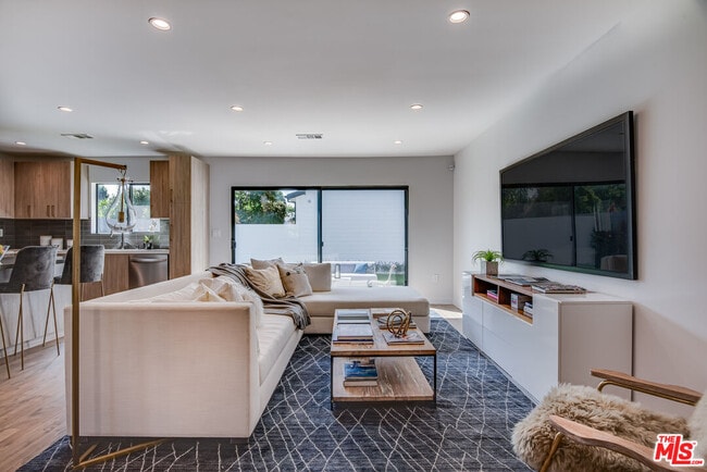 13026 Calvert St in Los Angeles, CA - Building Photo - Building Photo