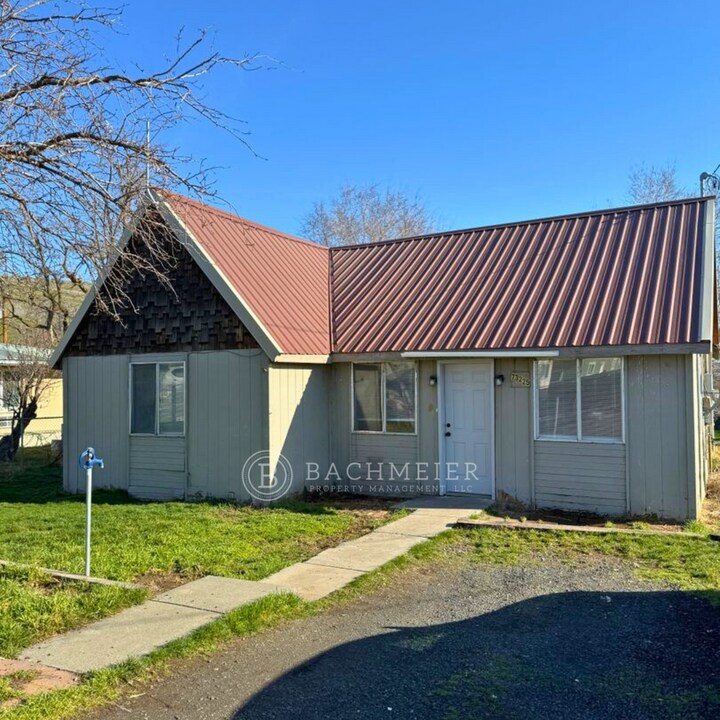 73225 Delphi St in Pendleton, OR - Building Photo