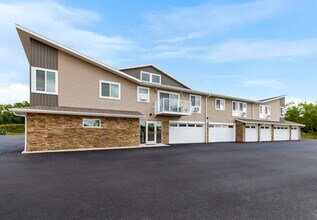352 Deschane Ave, Unit Unit 5 in Crivitz, WI - Foto de edificio - Building Photo