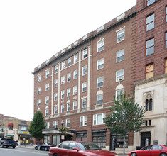 Burritt House in New Britain, CT - Foto de edificio - Building Photo