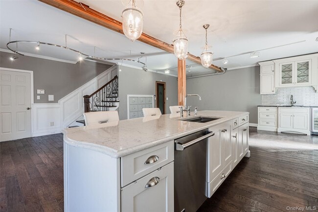 606 E Jericho Tpke in Huntington Station, NY - Building Photo - Building Photo