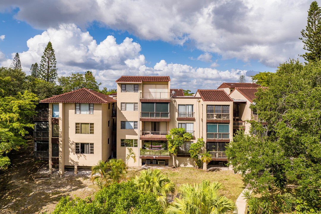 The Falls of Inverrary in Lauderhill, FL - Building Photo