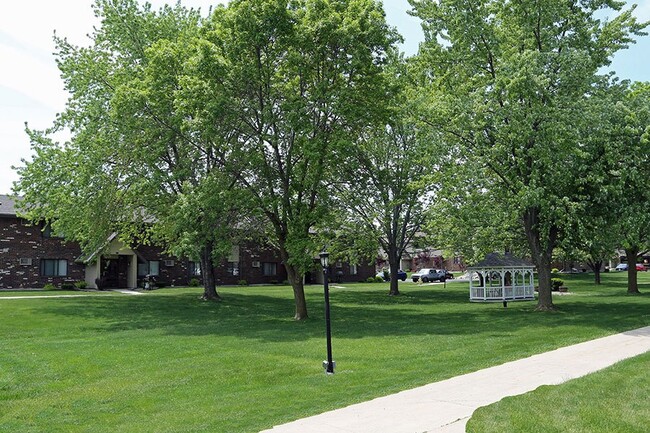 COURTYARD APARTMENTS in Fond du Lac, WI - Foto de edificio - Building Photo