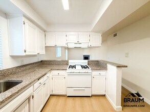 11839 Burbank Blvd in Los Angeles, CA - Foto de edificio - Building Photo