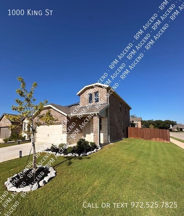 1000 King St in Aubrey, TX - Building Photo