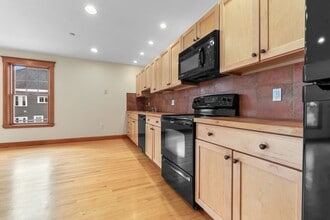 50 Maple St in Danvers, MA - Building Photo - Building Photo