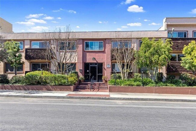 5349 Newcastle Ave, Unit 50 in Encino, CA - Building Photo - Building Photo
