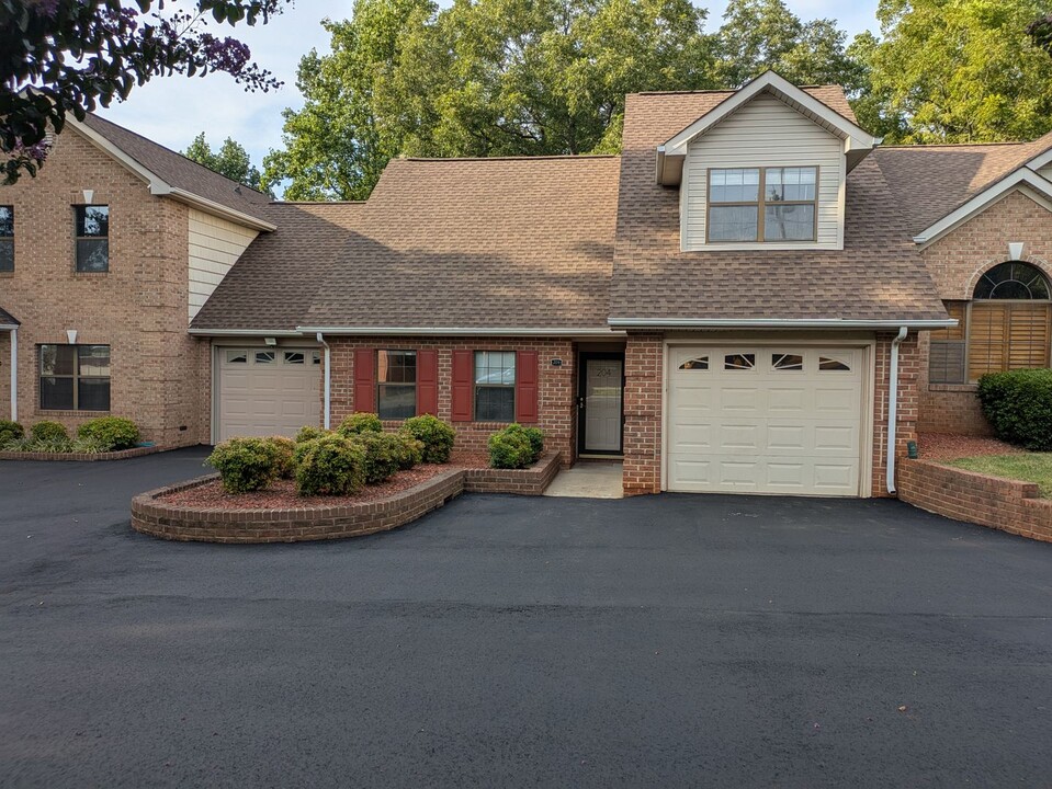 204 W 18th St in Newton, NC - Building Photo