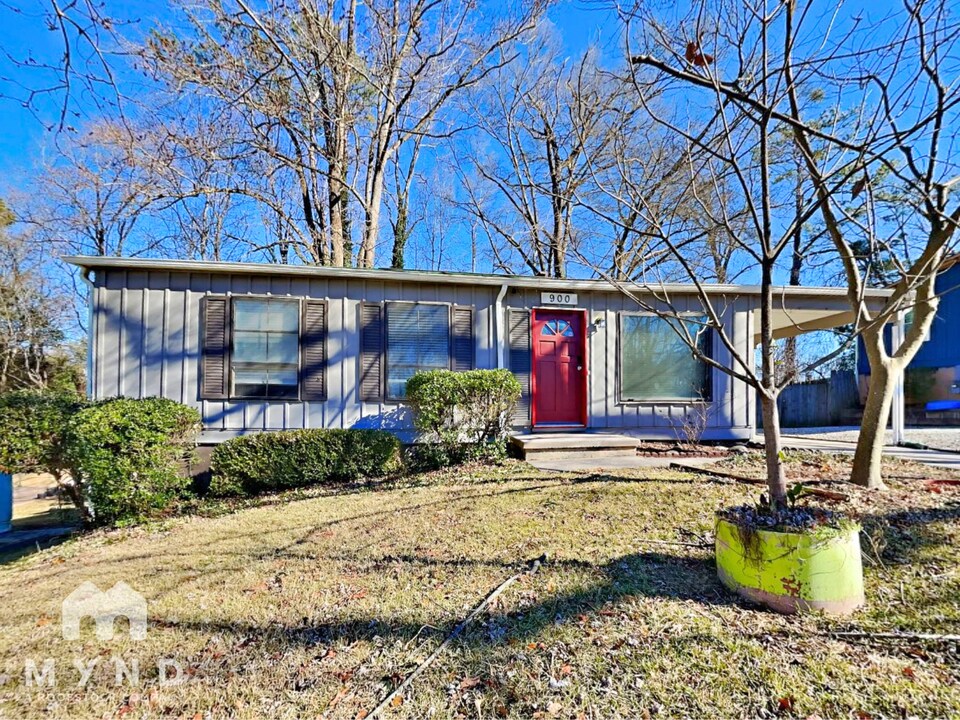 900 Kennesaw Dr in Forest Park, GA - Building Photo