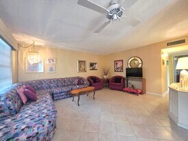 719 Flanders Dr in Delray Beach, FL - Building Photo