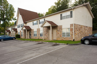 Country Oaks Apartments in Hixson, TN - Building Photo - Building Photo