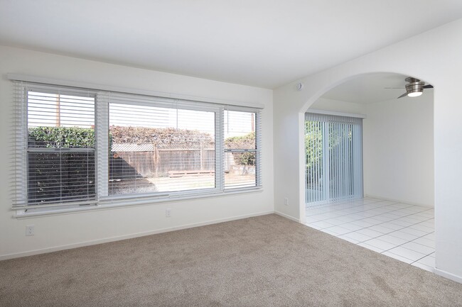 947 Oak Ave in Carlsbad, CA - Building Photo - Building Photo