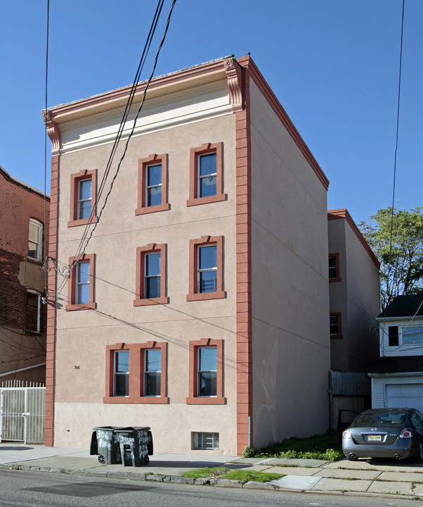 306 Pine St in Elizabeth, NJ - Building Photo