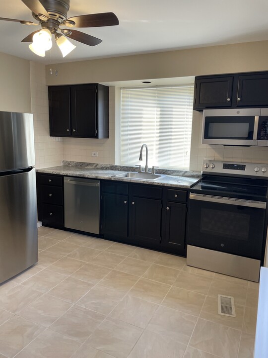 24 N Main St in Glen Ellyn, IL - Building Photo