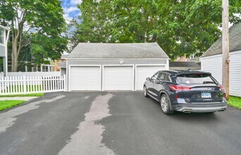 377 Park Rd, Unit #2 in West Hartford, CT - Foto de edificio - Building Photo