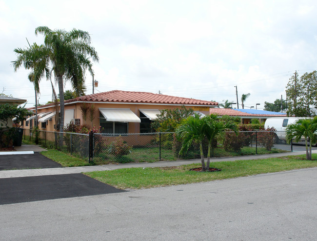 Sun Ranch Apartments in Hallandale Beach, FL - Foto de edificio - Building Photo