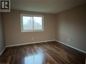 44 Frobisher Ct in Cambridge, ON - Building Photo - Building Photo