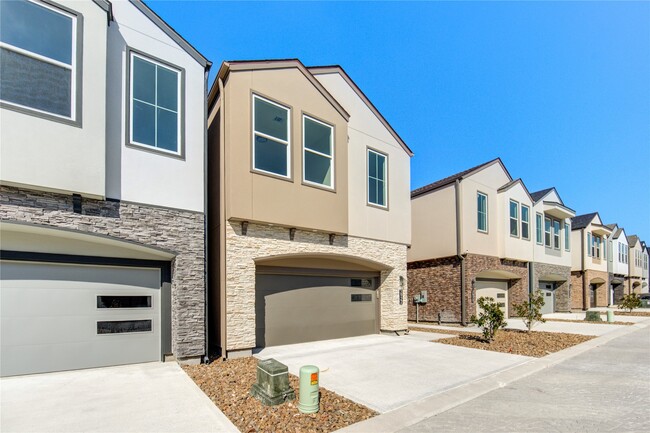 property at 2922 El Fenice Ln